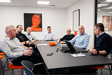 Slider af folk, der arbejder inden for metalarbejde