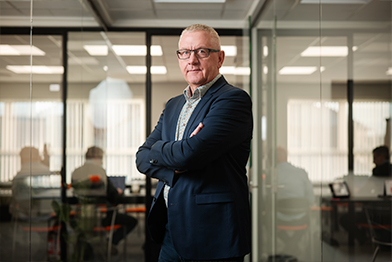 Slider af folk, der arbejder inden for metalarbejde