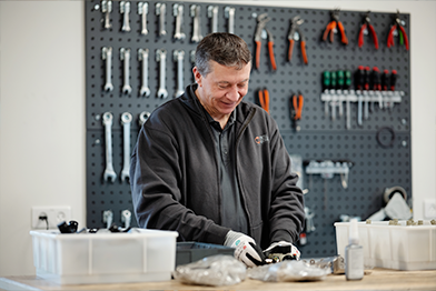 Slider af folk, der arbejder inden for metalarbejde