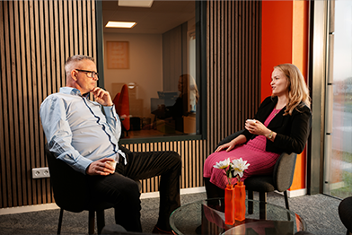 Slider af folk, der arbejder inden for metalarbejde