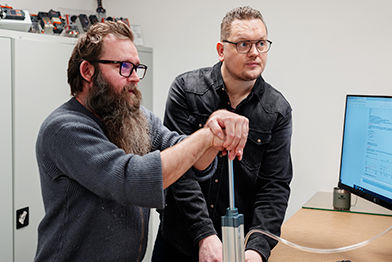 Slider af folk, der arbejder inden for metalarbejde